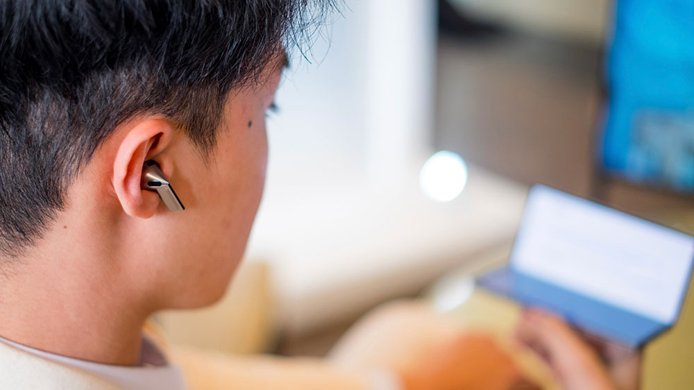 Galaxy Buds3 | Buds3 Pro terbaru yang membantu fitur listening mode di Galaxy Z Fold6 menjadi lebih seamless untuk digunakan berkomunikasi ataupun presentasi