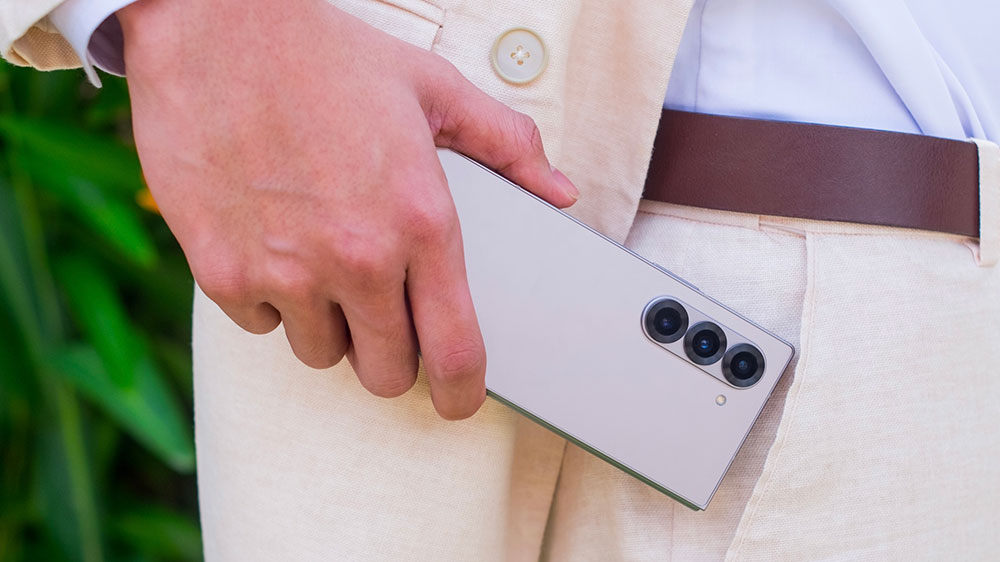 Hadir dengan desain yang lebih compact dan warna baru, Galaxy Z Fold6 cocok untuk pengguna yang menginginkan smartphone lipat yang stylish serta bisa menunjang produktivitas yang tinggi.