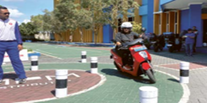 CARI AMAN: Peserta Safety Riding Fomo menjajal lintasan di SMK Muham madiyah 1 Kepanjen pada Kamis (11/7).