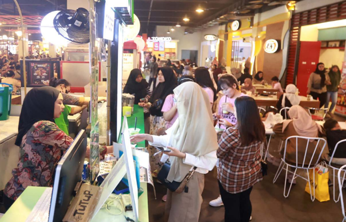 MENINGKAT: Area food court di Mal Olympic Garden (MOG) selalu penuh pada akhir pekan. Itu turut menyumbang pendapatan daerah Kota Malang.