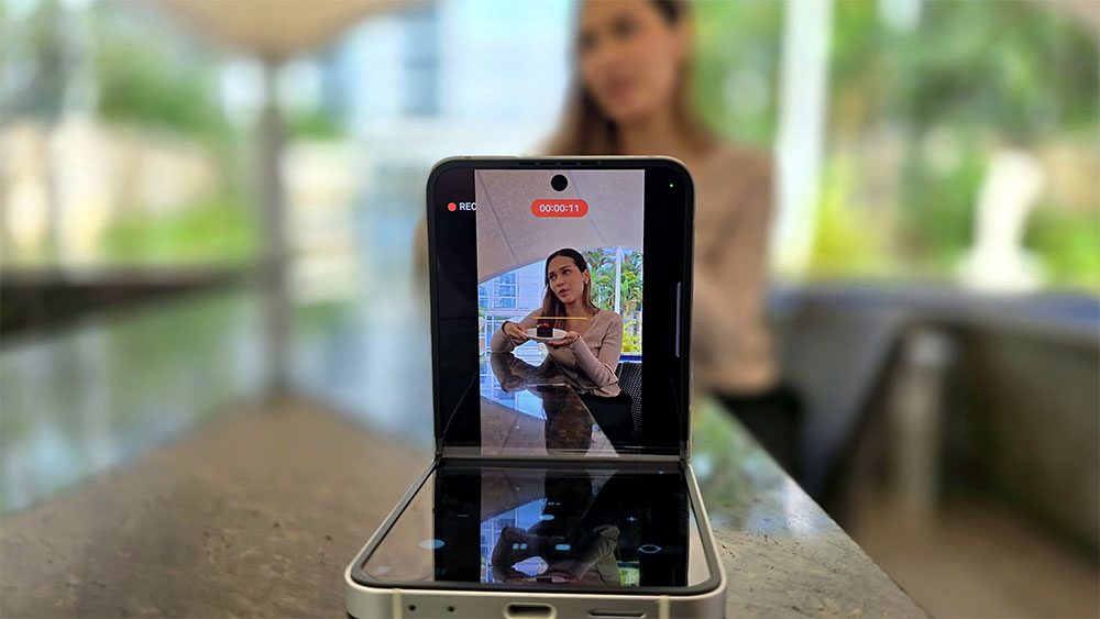 Merekam setiap momen terbaik semakin leluasa dengan memanfaatkan Flex Mode di Galaxy Z Flip6