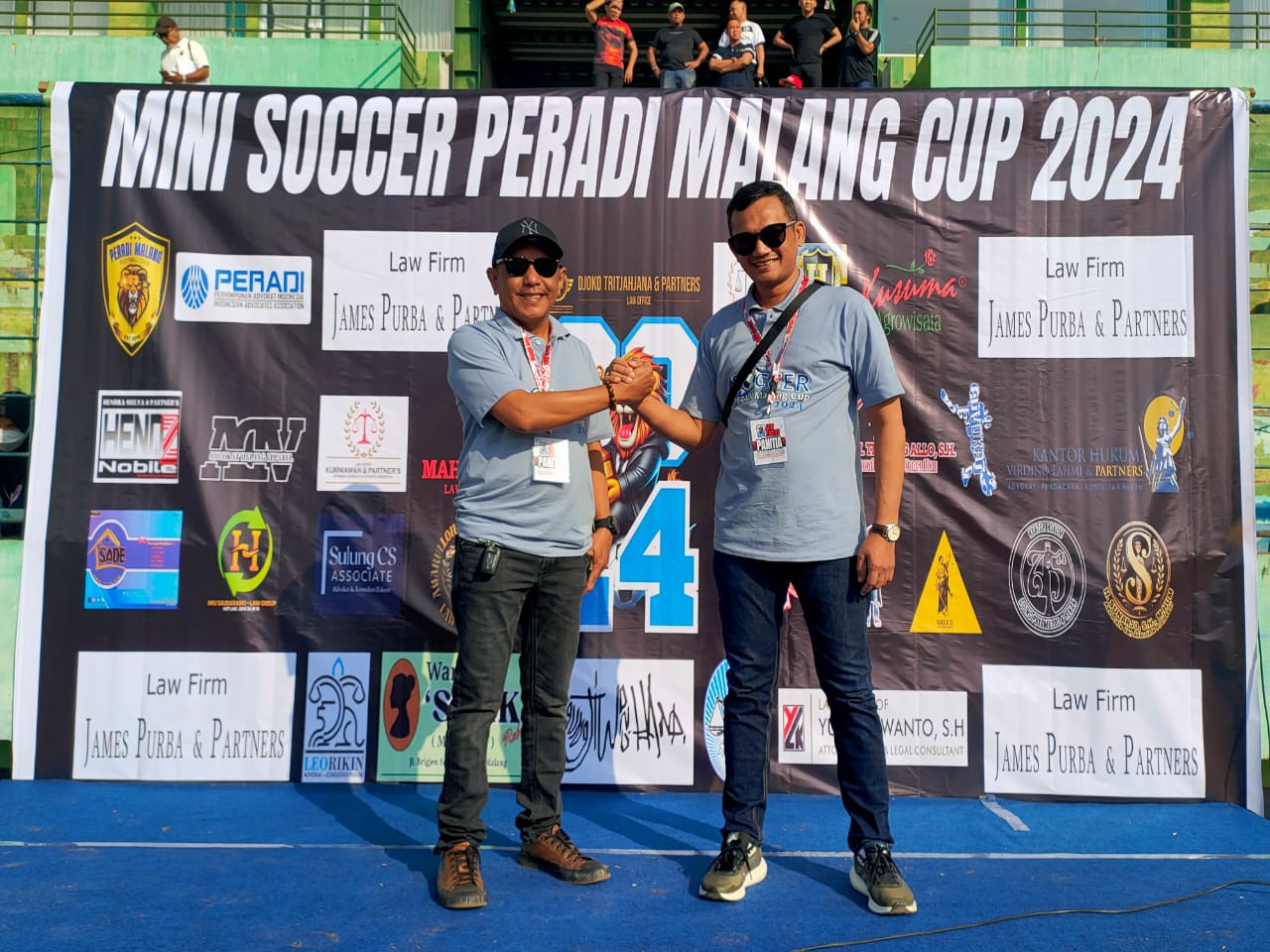 Siap sukseskan  Ketua DPC Peradi Malang Dian Aminudin,SH ( kanan) bersama ketua pelaksana turnamen mini soccer Peradi cup Malang Djoko Tritjahjana  (kiri)