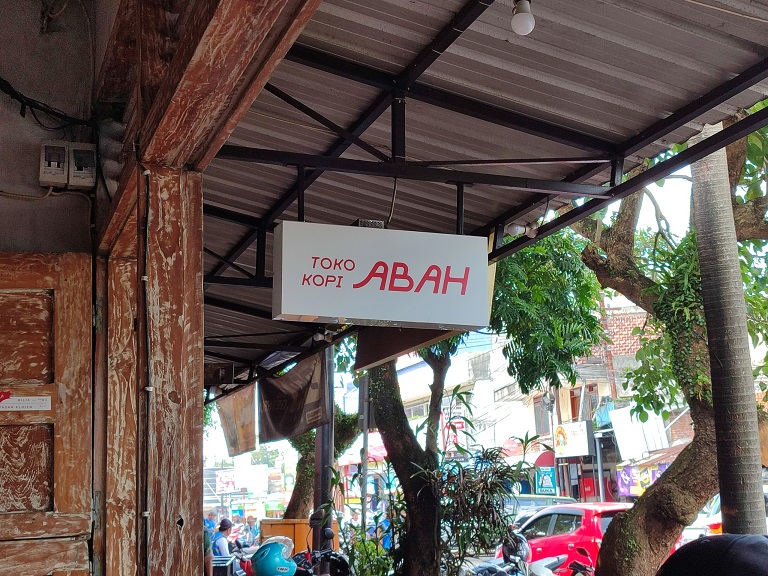 Salah Satu Toko Penyedia Makanan dan Minuman Pasar yang Ada di Malang.
