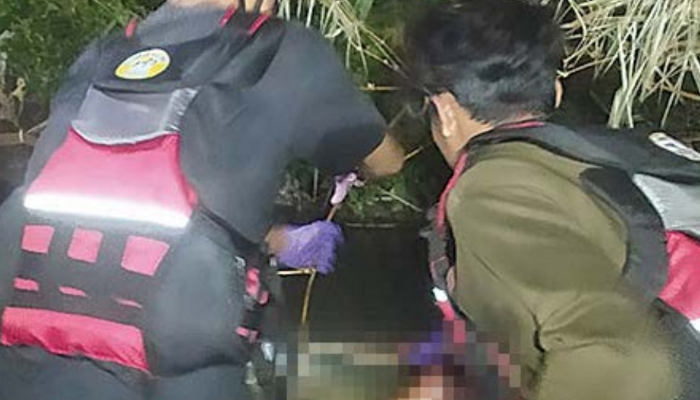 EVAKUASI: Tim mengevakuasi jasad bayi yang mengambang di sungai Bango, Desa Mangliawan, Pakis, Sabtu malam (13/7).