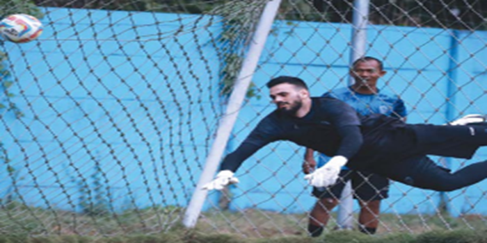 KESEMPATAN SAMA: Lucas Frigeri dalam latihan Arema FC di lapangan ARG Lawang. Peluang bermain tiga kiper sama besar pada musim depan.