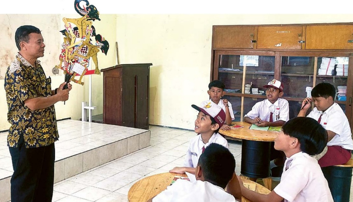 BERTAHAN: Siswa baru SMP Kristen 1 YPK Malang mengikuti Masa Pengenalan Lingkungan Sekolah (MPLS) kemarin. Tahun ini mereka hanya mendapat 14 siswa.