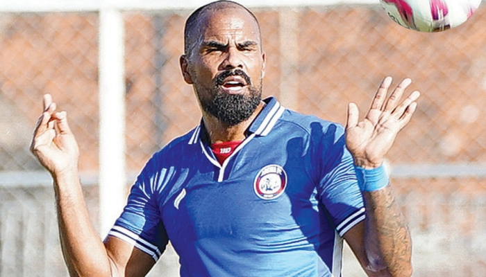 BELUM FIXED: Center back anyar Arema FC Thales Lira berusaha mengontrol bola dalam laga uji coba melawan PSBS Biak Sabtu lalu (13/7).