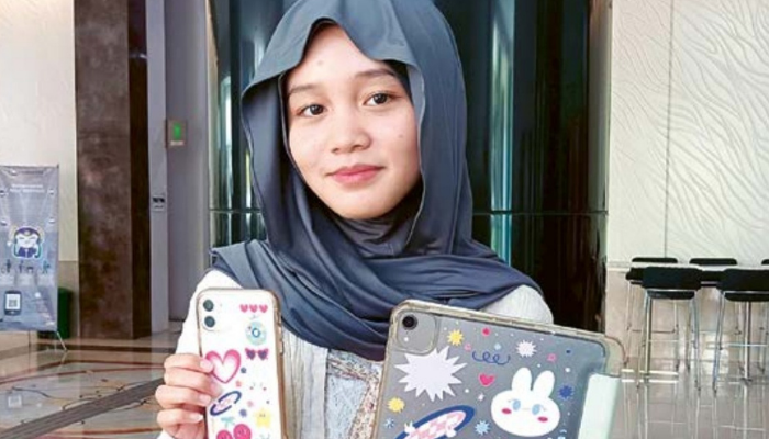 MANDIRI: Novia Dina Romadhona menunjukkan case HP dan tablet yang dia desain, beberapa waktu lalu. Novi juga aktif membuat ilustrasi karakter anime.