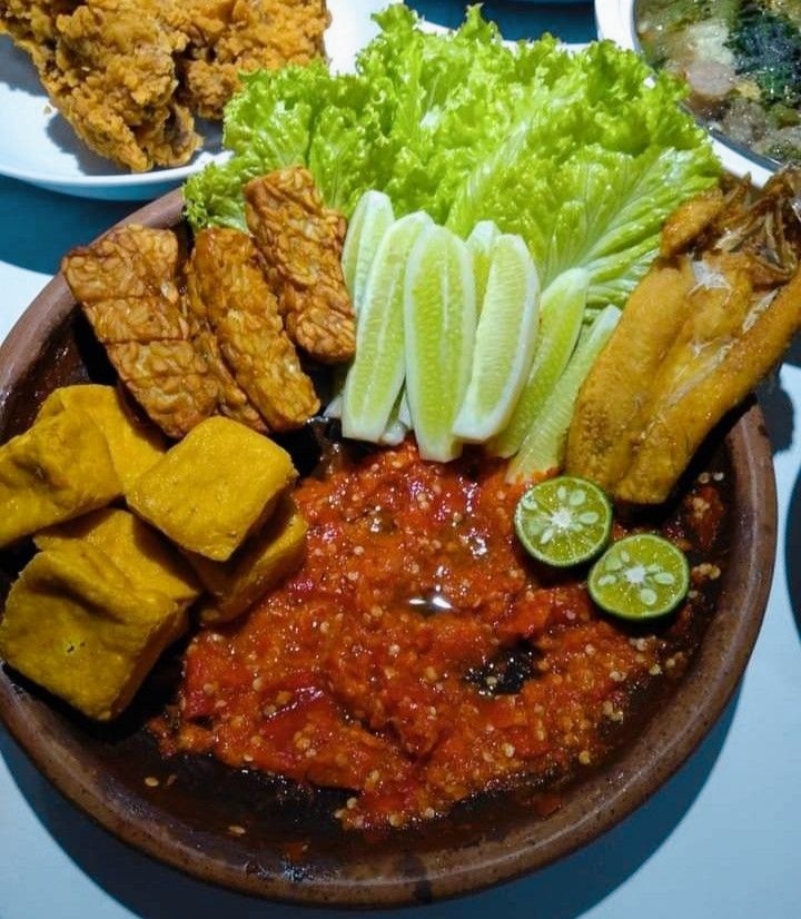 Tampilan Lalapan dengan Sambal Pedas (pinterest/rianty)