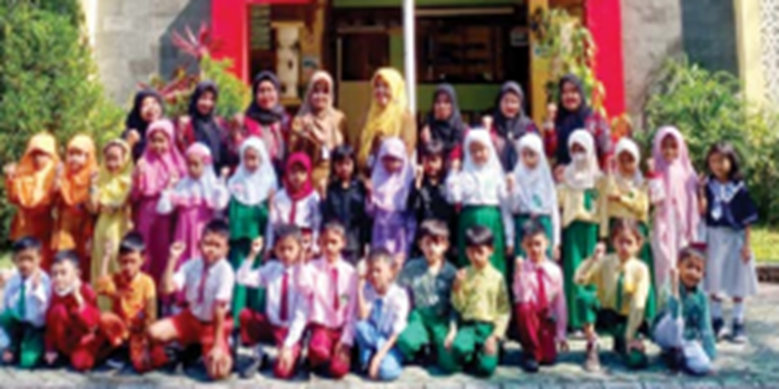 KOMPAK: Foto bersama Kepala Sekolah Siti Khotimah SPd MPd dan Ketua Komite Winti Shofa ST, bersama guru kelas satu, pengurus paguyuban, serta siswa baru SDN Madyopuro 2 saat MPLS, kemarin (15/7)