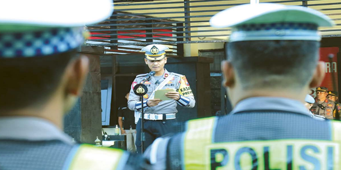 LIBATKAN 105 PERSONEL: Kasat Lantas Polresta Malang Kota Kompol Aristianto Budi Sutrisno memimpin apel Operasi Patuh Semeru 2024, kemarin.