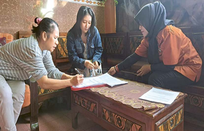 CERMATI DATA: Tim dari KPU Kota Malang melakukan verifikasi faktual ke salah satu warga di Kelurahan Lesanpuro, Kecamatan Kedungkandang, Minggu lalu (14/7).