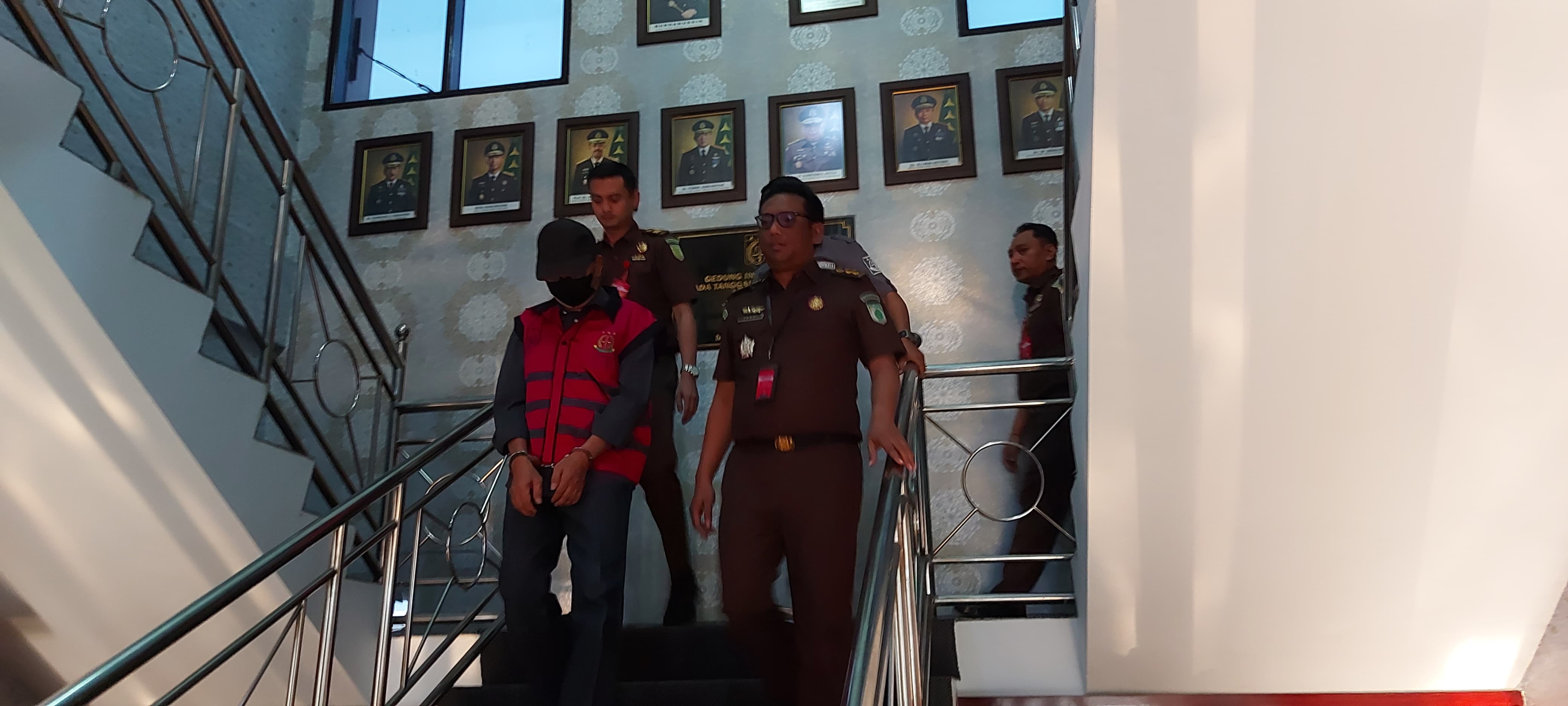 DITAHAN: Tersangka kasus dugaan korupsi Bank Jatim Cabang Kepanjen Badrus Zyaman memakai rompi tahanan kemarin. Sebelumnya dia diperiksa lima jam lebih.