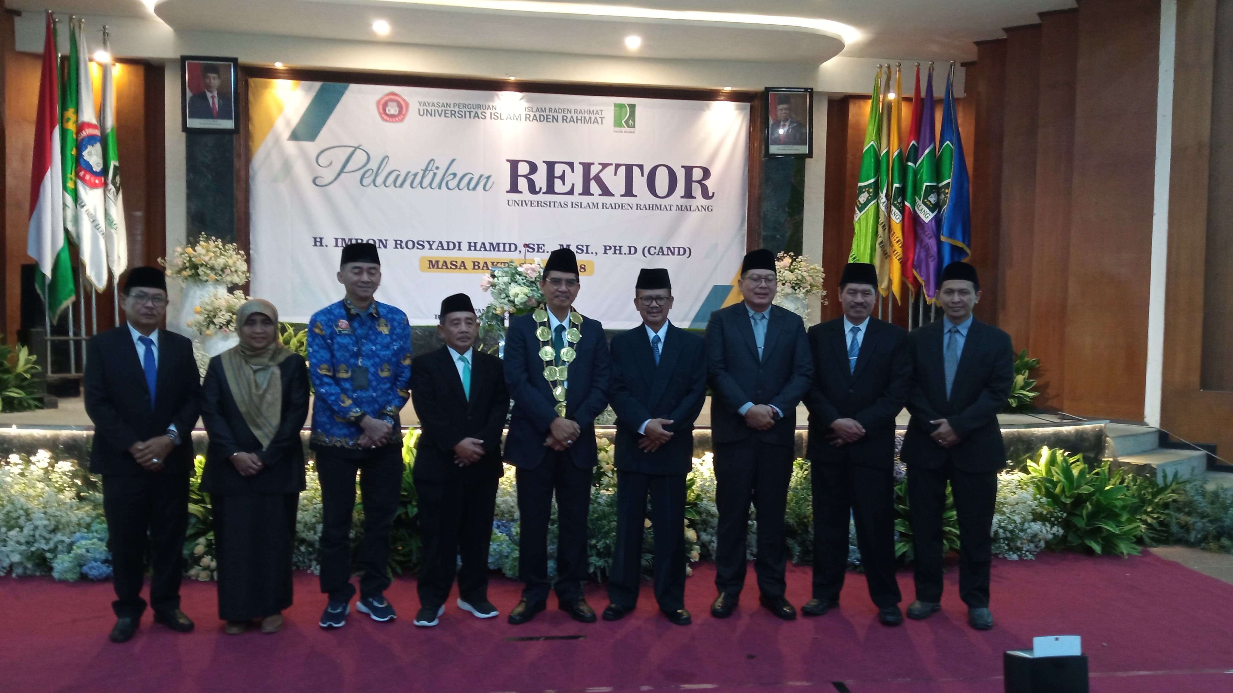 KEMBALI TERPILIH: Rektor Unira Drs H Imron Rosyadi Hamid SE MSi (tengah) setelah menjalani pelantikan sebagai rektor untuk periode kedua kemarin (17/7).