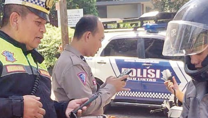RAZIA: Polisi menilang secara manual pengendara motor yang menggunakan knalpot brong di Jalan Merbabu kemarin (16/7).