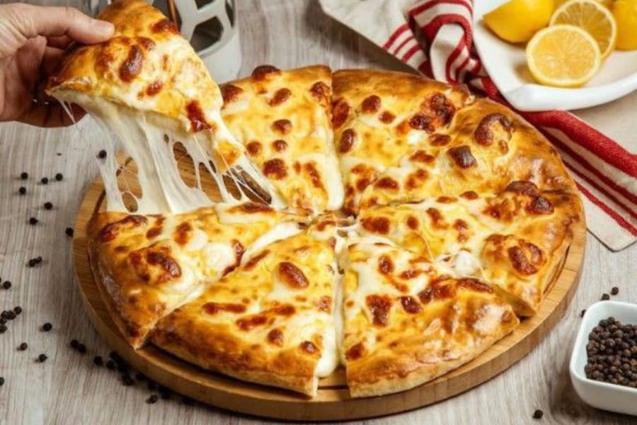 Ilustrasi pizza enak dan lumer (Pinterest)
