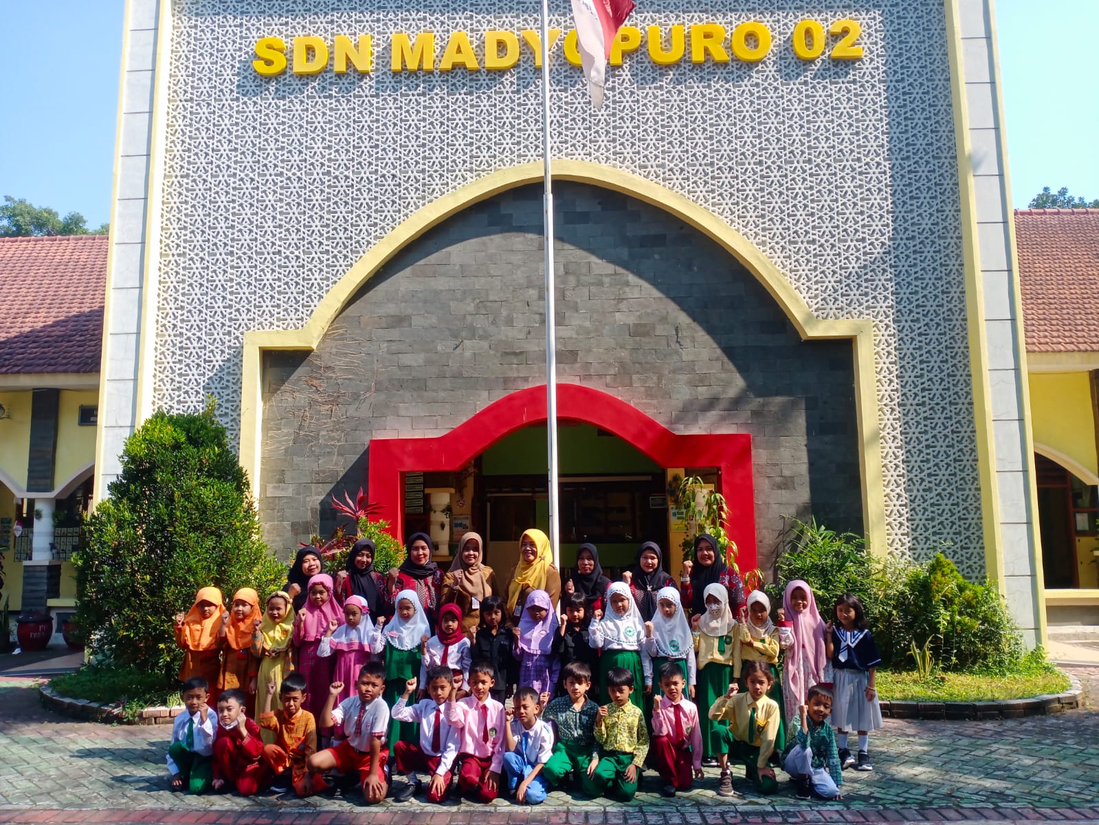 KOMPAK: Foto bersama Kepala Sekolah Siti Khotimah SPd MPd dan Ketua Komite Winti Shofa ST, bersama guru kelas satu, pengurus paguyuban, serta siswa baru SDN Madyopuro 2 Malang saat MPLS, Senin (15/7).