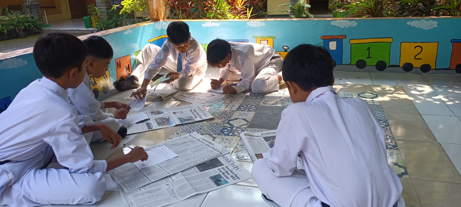 INOVATIF : Siswa SDN Madyopuro 2 Malang, belajar membuat kliping dari koran untuk peningkatan dan penguatan literasi serta numerasi.