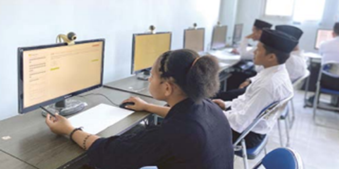 TOLERANSI: Ester Liance Mohi (kiri), pelajar asal Wamena, Papua mengikuti seleksi mandiri di UIN Maliki, kemarin.