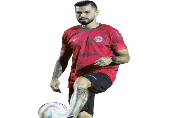KEKUTAN BERTAMBAH: Julian Guevara mengontrol bola dalam sesi latihan di Lapangan Samudra Kuta kemarin malam.