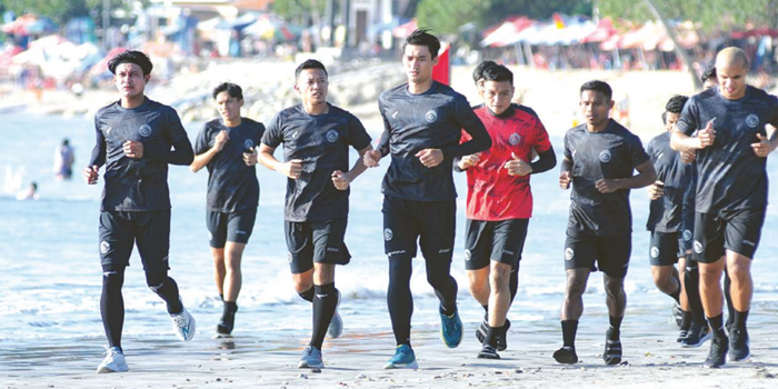 STATISTIK POSITIF: Para penggawa Arema FC menjalani latihan fisik di Pantai Kuta, Bali, pada Senin lalu (15/7).