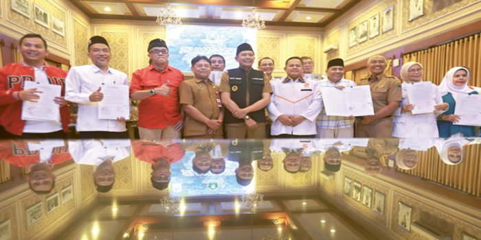 BANPOL: Pj Wali Kota Malang Wahyu Hidayat (rompi hitam) berfoto bersama ketua partai politik di ruang rapat Balai Kota Malang lantai 2, kemarin.