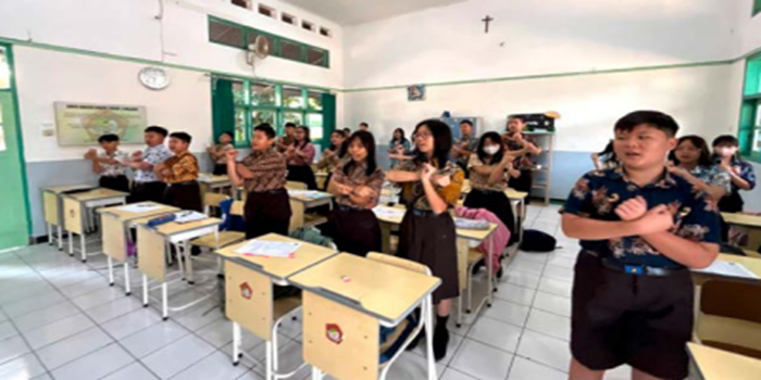 MENYENANGKAN: Siswa baru SMPK Kosayu 2 Malang mengikuti gerakan ice breaking ketika MPLS di kelas, Senin (15/7).