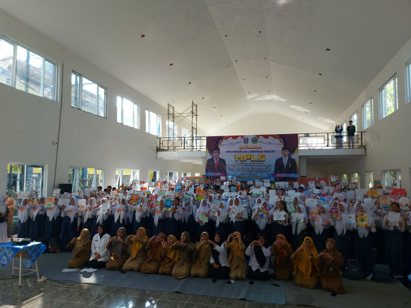 KOLABORASI: Guru dan ratusan siswa-siswi setelah pelaksanaan MPLS hari terakhir tadi siang (18/7).