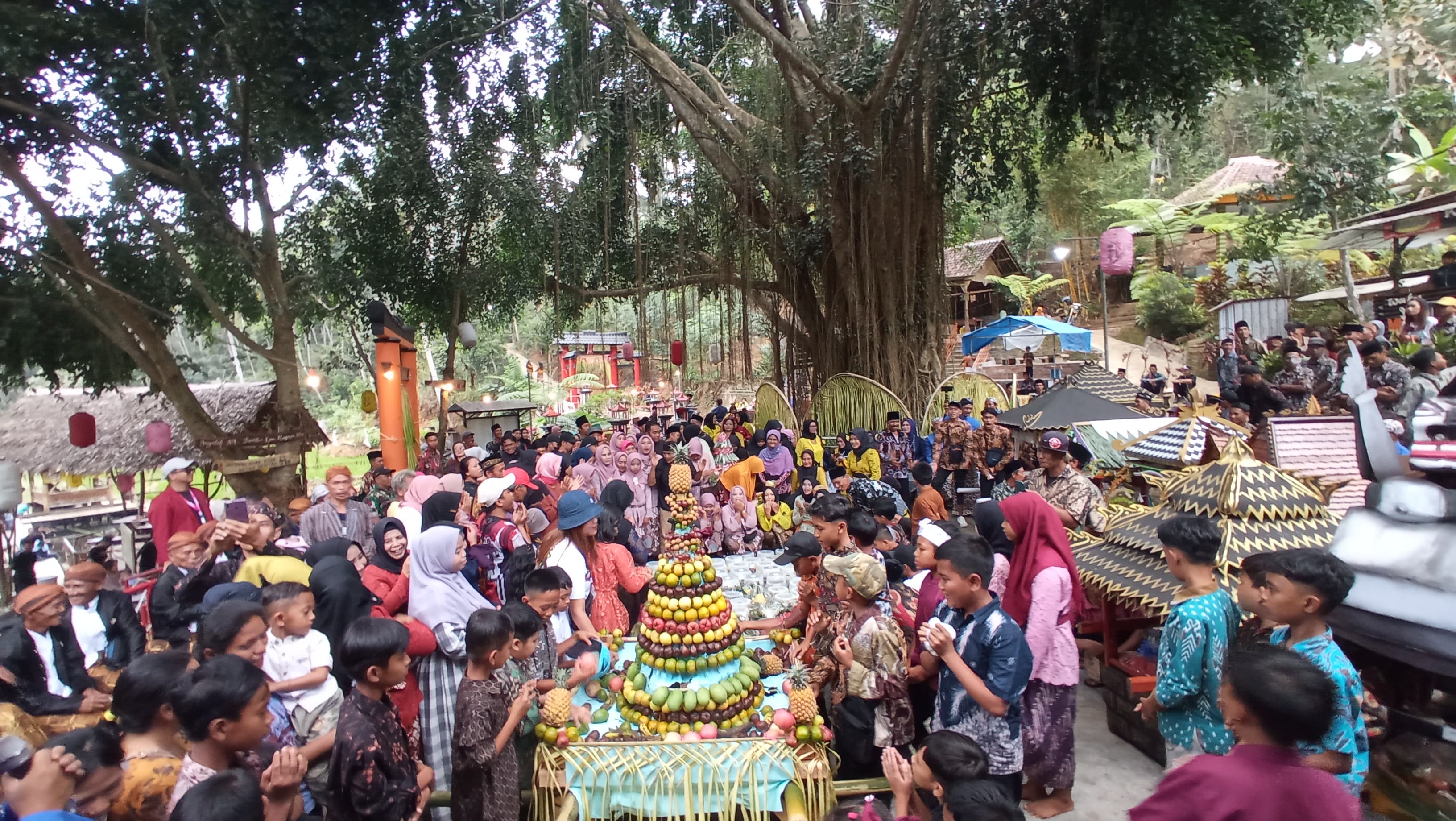 TRADISI SUROAN: Sekitar seratus warga dusun Arjumulyo, Desa Bangelan, Wonosari, berkumpul di wisata Waterfall Tanaka untuk menjalani ritual satu suro kemarin (18/7)