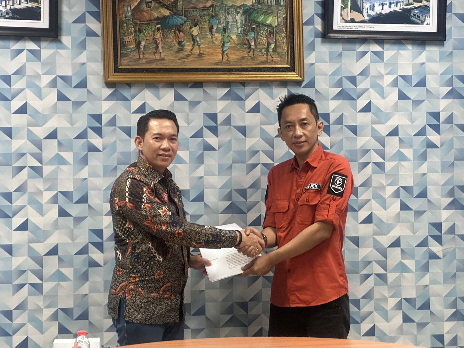 KERJA SAMA: Plt Direktur RSUD Kanjuruhan dr Bobi Prabowo SpEM KEC M Biomed (kiri) dengan CEO PT Okejek Kreasi Indonesia Yusuf Budiman Raharjo