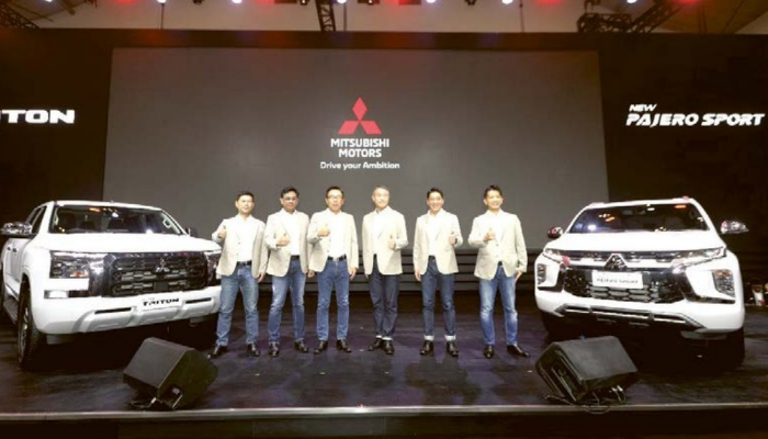 RESMI MENGASPAL DI INDONESIA: Dari kiri, Yoshio Igarashi - Director of Sales & Marketing Division PT MMKSI, Irwan Kuncoro - Director of Sales & Marketing Division PT MMKSI, Atsushi Kurita - President