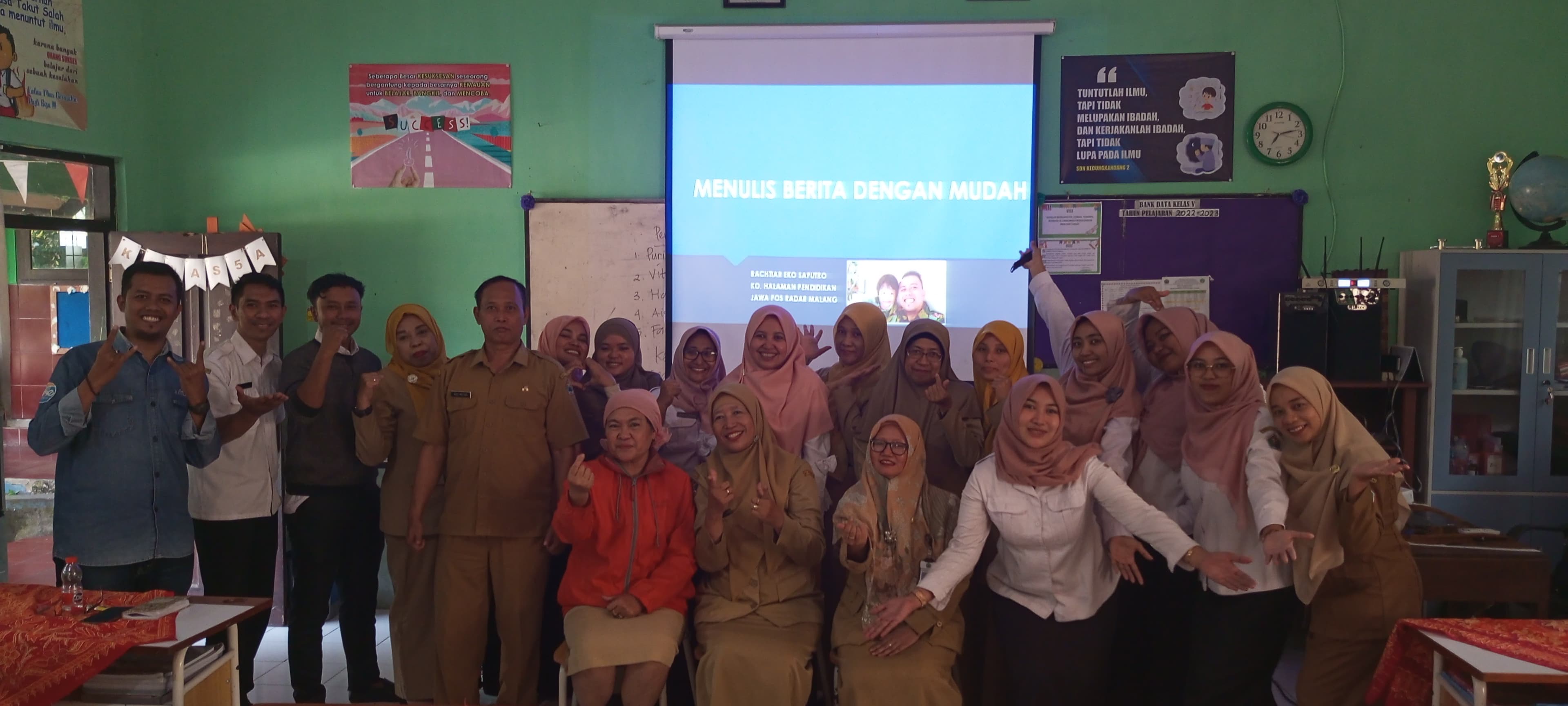 BELAJAR LITERASI : Semangat seluruh guru SDN Kedungkandang 1 dan 2 mengikuti program JGTS Jawa Pos Radar Malang, Selasa (16/7).