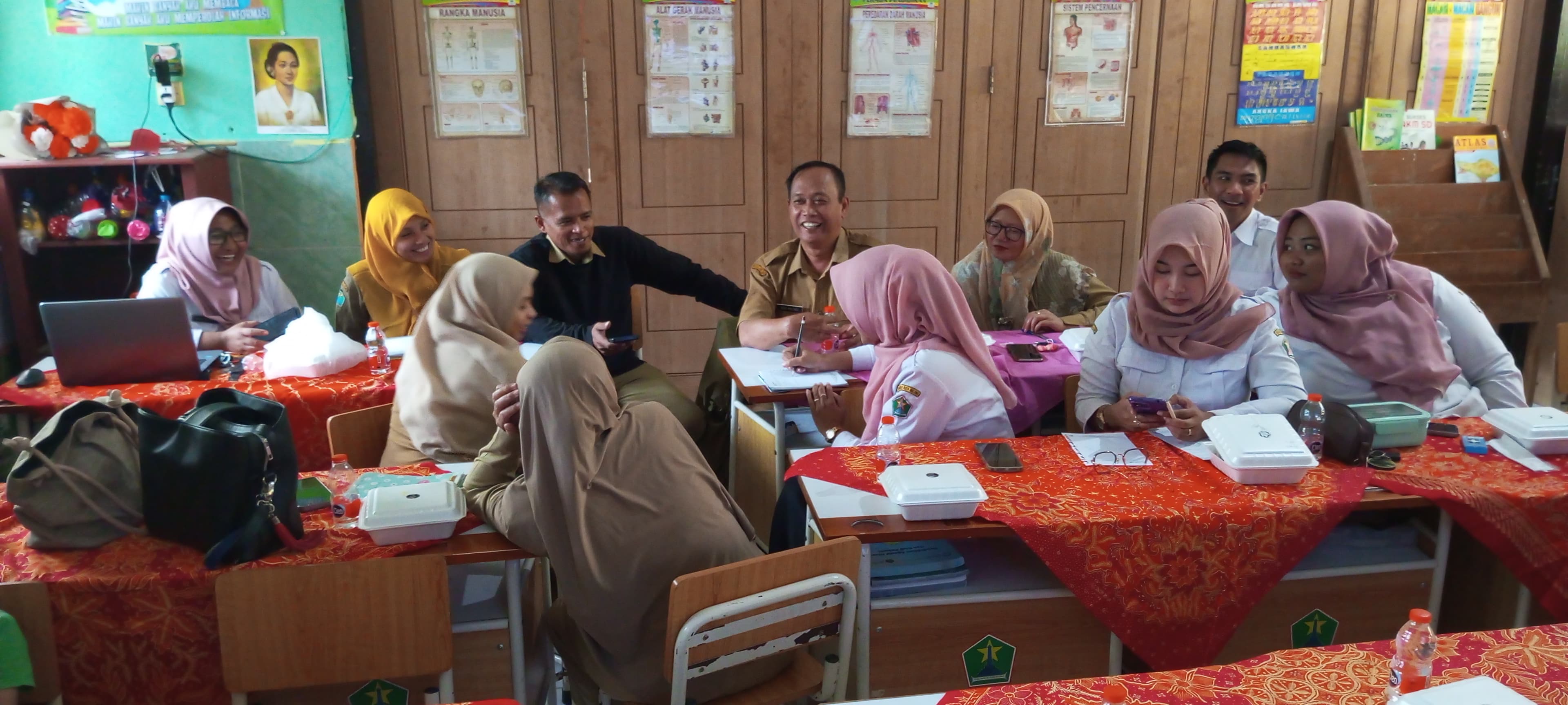 FOKUS : Diskusi antar guru untuk membuat berita sesuai fakta yang ada di sekolah.