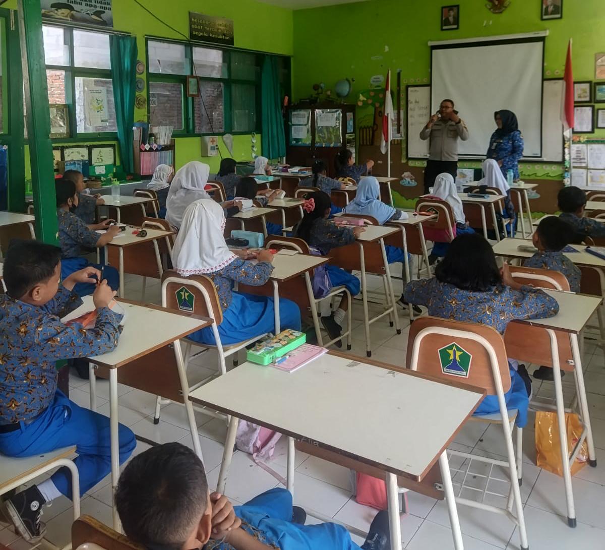 FOKUS : Edukasi anti bullying yang dilakukan Bhabintibmas Kelurahan Jatimulyo Brigadir Rheza saat MPLS, Rabu (17/7).