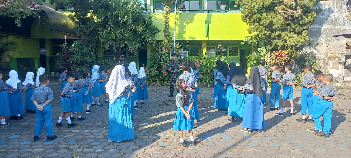 DISIPLIN : Pelatihan PBB yang diberikan langsung oleh Babinsa Kelurahan Jatimulyo Peltu Fathur Arief dan Sertu Abdul Kholiq untuk seluruh siswa MPLS.