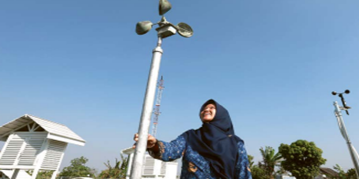 BEDIDING: Petugas Badan Meteorologi, Klimatologi, dan Geofisika (BMKG) Malang memantau embusan angin menggunakan anemometer kemarin (17/7).
