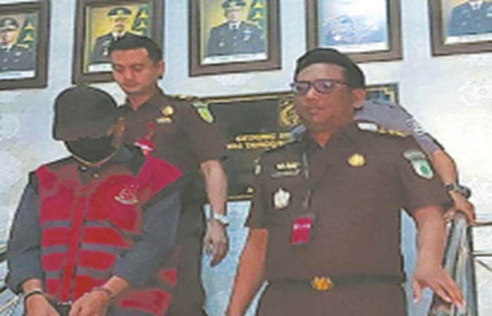DITAHAN: Tersangka kasus dugaan korupsi Bank Jatim Cabang Kepanjen Badrus Zyaman (kiri) setelah diperiksa lima jam lebih kemarin.