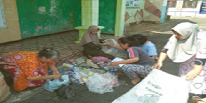 PEDULI: Warga yang menjadi pengurus Bank Sampah Insan Ceria Mandiri memilah sampah dari rumah warga.