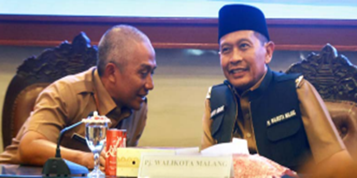 PELUANG ESTAFET: Pj Wali Kota Malang Wahyu Hidayat (kanan) berbincang dengan Sekda Erik Setyo Santoso di ruang sidang Balai Kota Malang, Selasa (16/7).