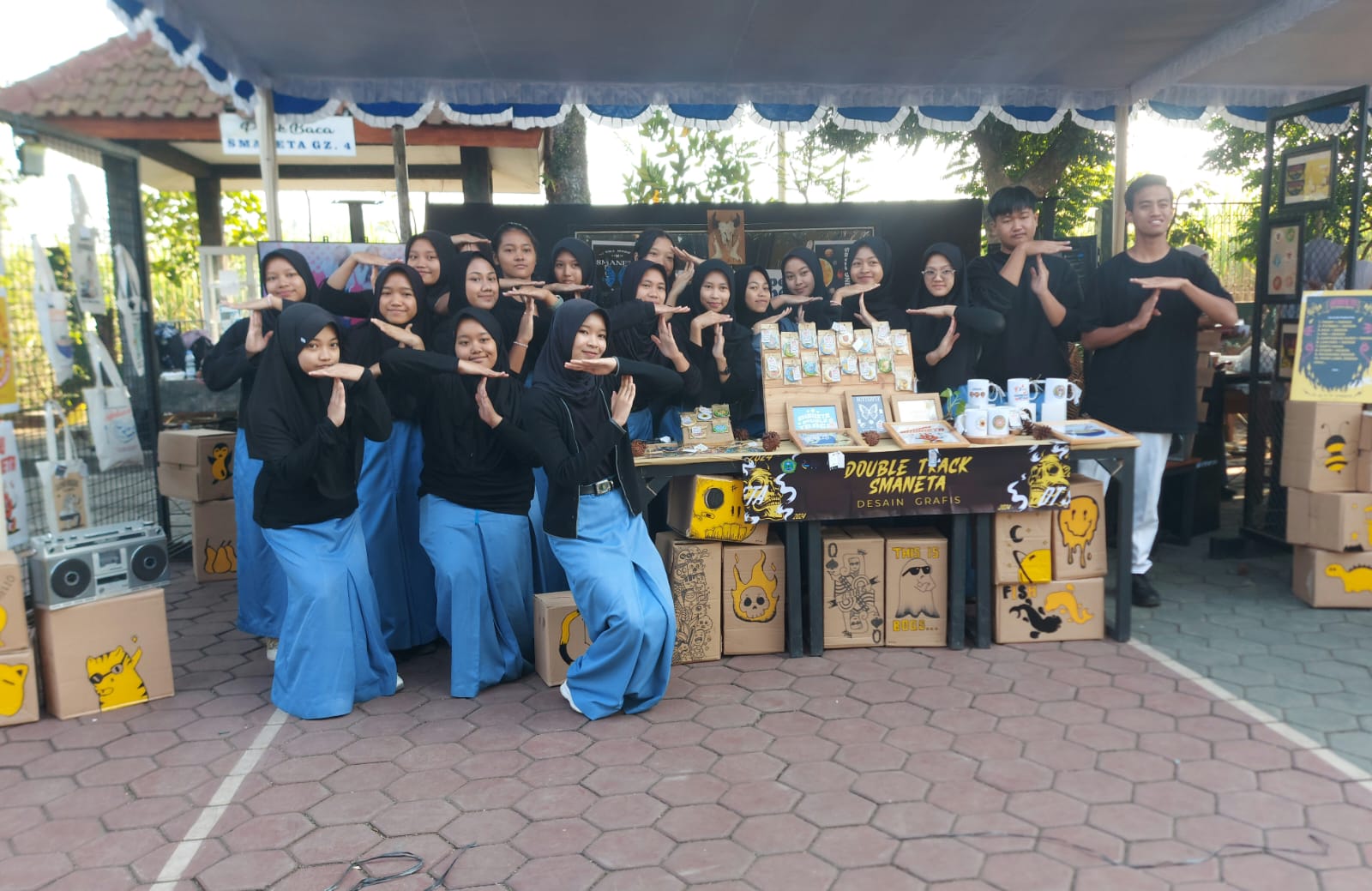 KREATIF: Siswa-siswi SMAN 1 Tumpang menunjukkan karyanya yang dihasilkan melalui program doble track tadi siang (18/7)