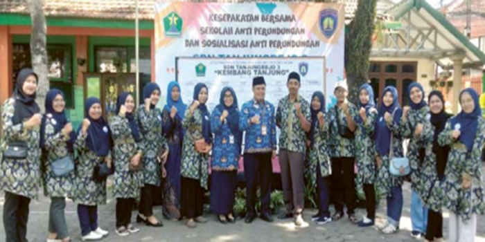 KOLABORASI: Kepala Disdikbud Kota Malang Suwarjana SE MM (tengah) didampingi Kepala Sekolah Meiarini Priastuti SPd, bersama ketua komite dan paguyuban SDN Tanjungrejo 3 Malang.