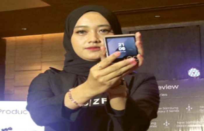 PRODUK TERBARU: Tampilan Samsung Galaxy Z Fold 6 yang dipamerkan Meteor Cell kepada VIP customer pada Rabu malam (17/7).