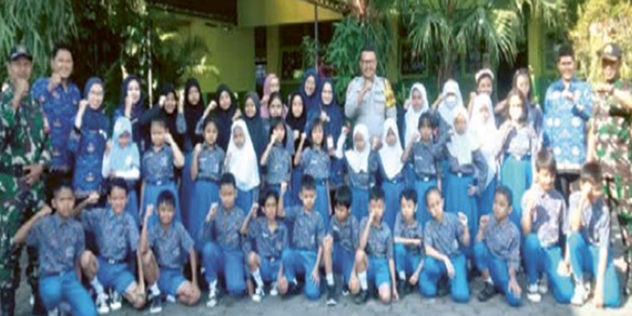 KOMPAK: Kebersamaan seluruh peserta MPLS SDN Jatimulyo 4 bersama Babinsa dan Bhabinkamtibmas Kelurahan Jatimulyo, Rabu (17/7).