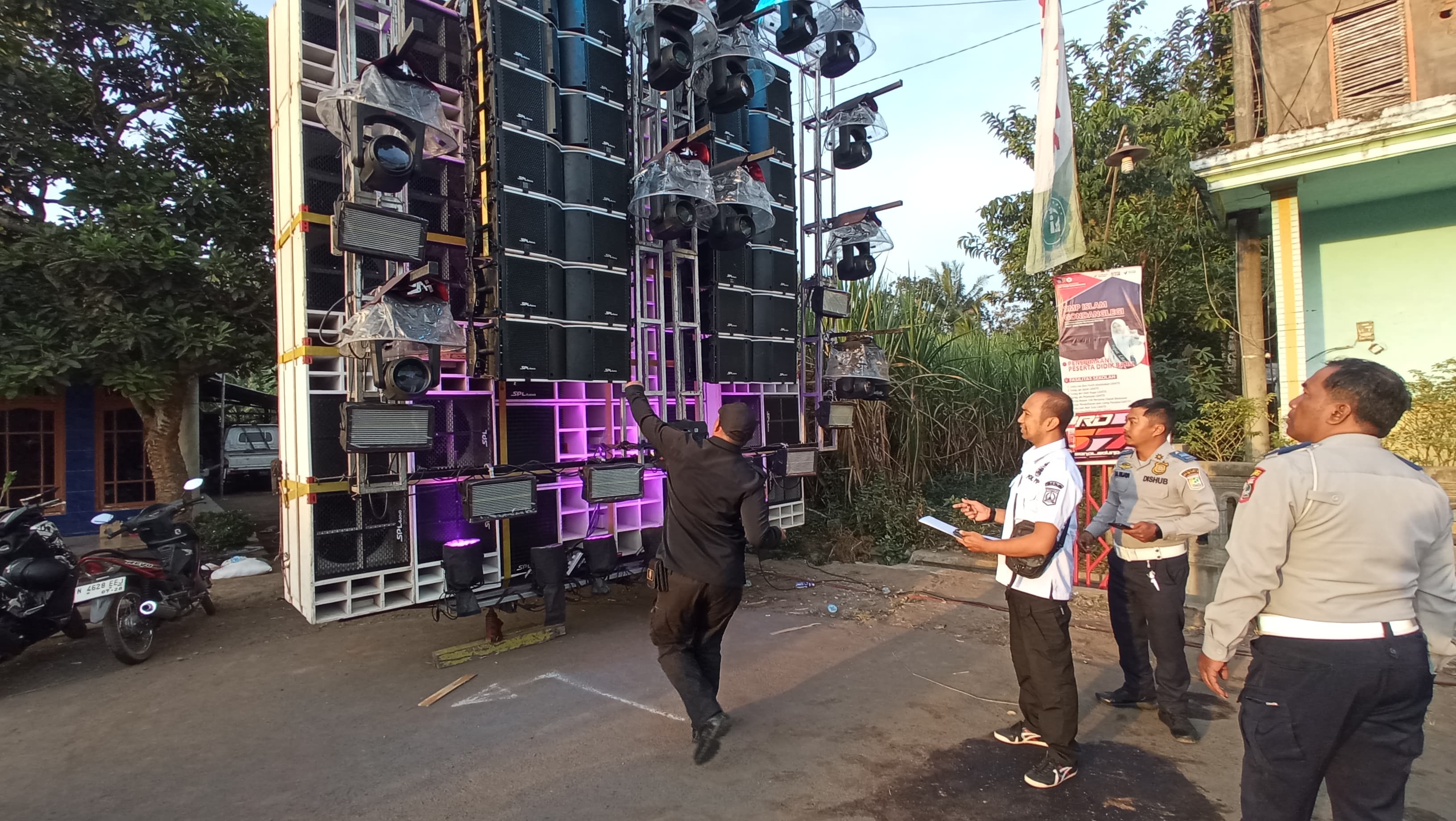 TINJAU ATURAN: Tim gabungan Kabupaten Malang melakukan pengecekan kekuatan suara sound system di Desa Urek-Urek, Kecamatan Gondanglegi, kemarin (19/7)