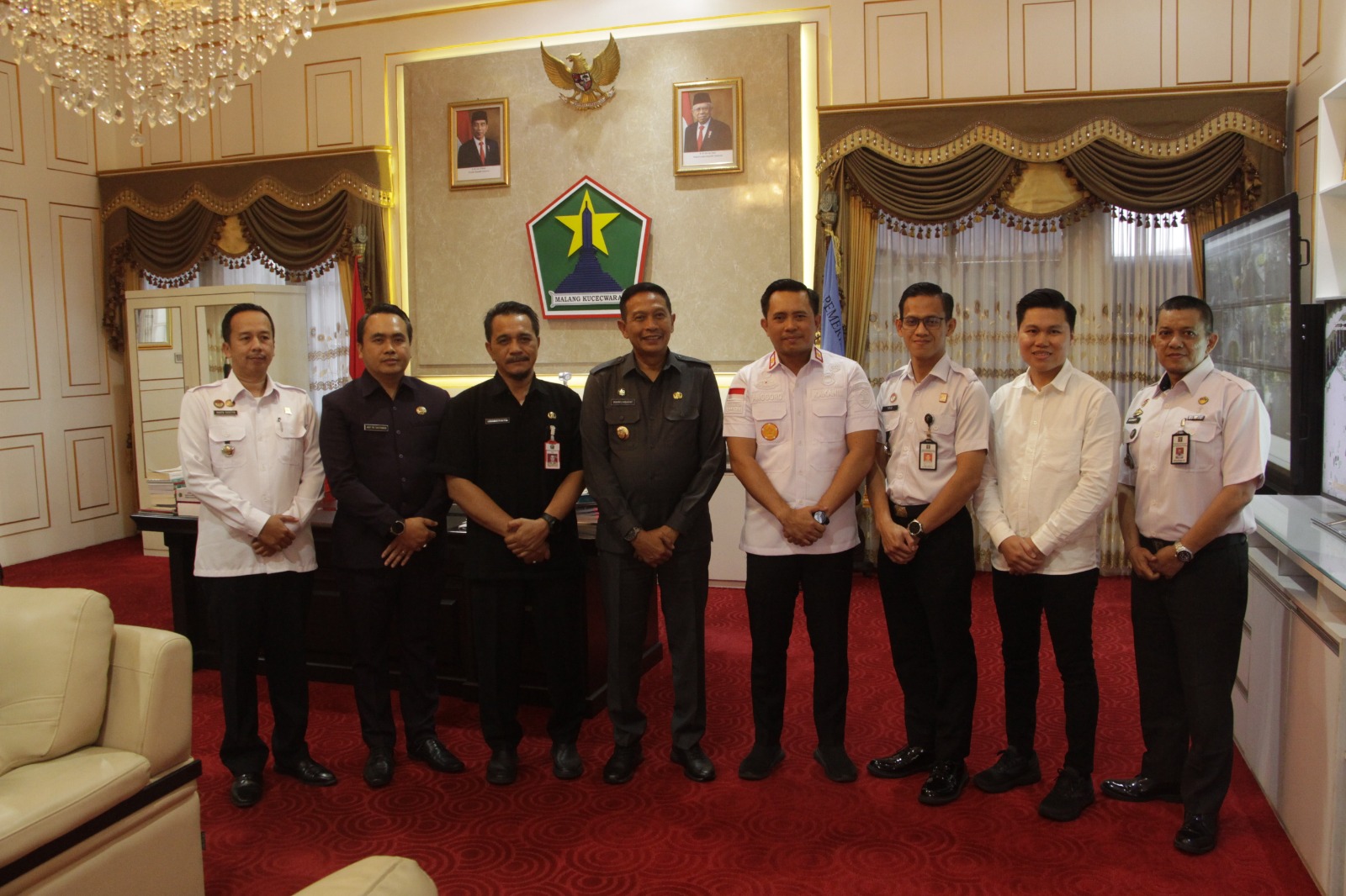Kepala Kantor Imigrasi Kelas I TPI Malang, Anggoro Widjanarko (empat dari kanan) bersama PJ Wali Kota Malang Wahyu Hidayat (empat dari kiri)
