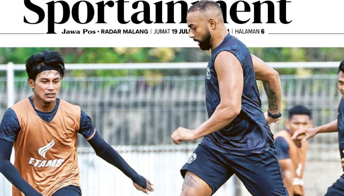 BANYAK OPSI: Dalberto (tengah) berusaha melawati Jhon Alfarizi dalam sesi latihan Arema FC di Lapangan Samudra Kuta Bali kemarin.
