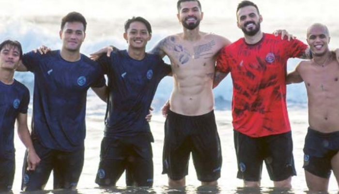 KOMPAK: Para penggawa Arema FC bersantai di Pantai Kuta Bali sesuai menjalani latihan fisik kemarin.
