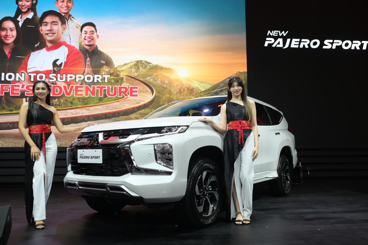 Model berfoto di depan mobil New Pajero Sport di ajang GIIAS 2024