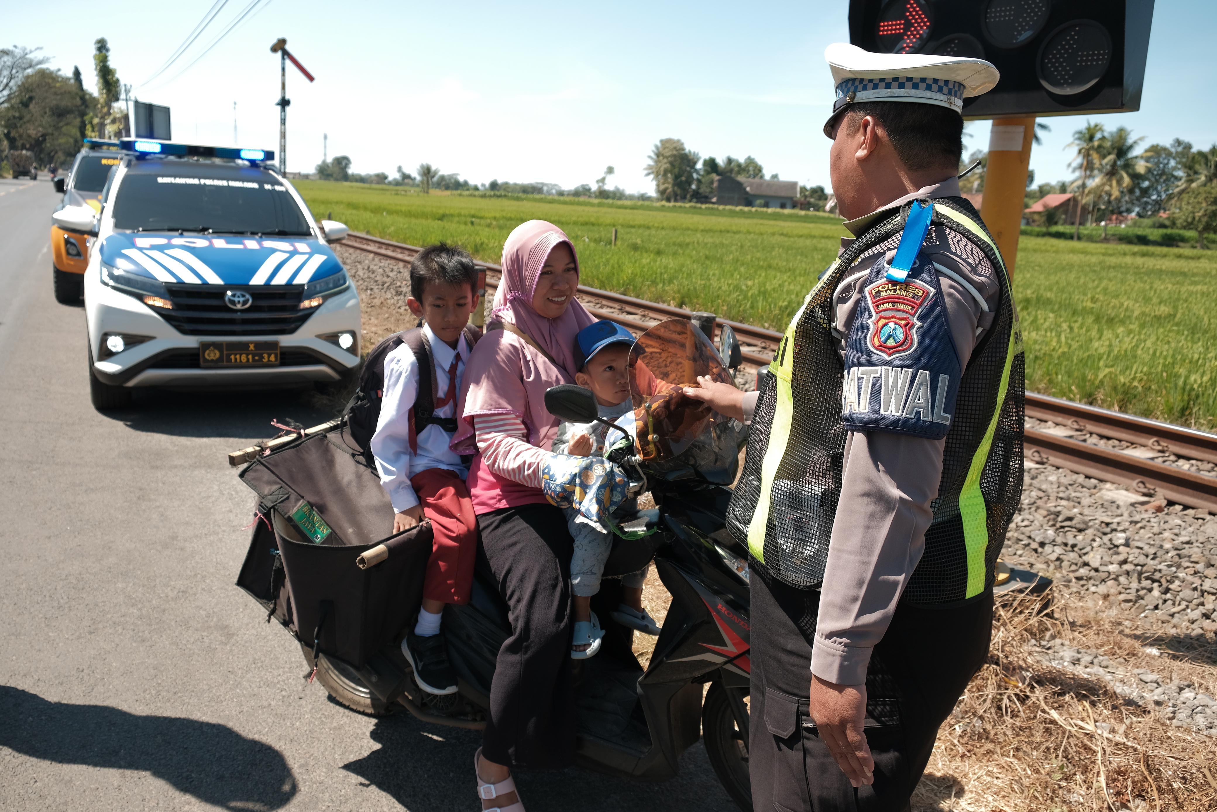 TERJARING RAZIA: Polisi memberhentikan kendaraan yang melintas namun tidak mematuhi tata tertib berlalu lintas di Sumberpucung, Kabupaten Malang, kemarin (19/7).