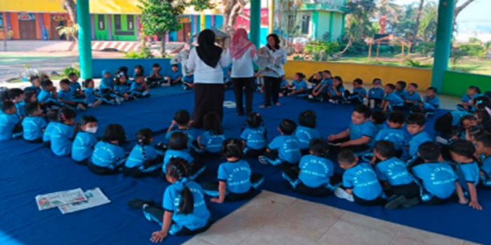PEMINATNYA TINGGI: Pelajar TK Model mengikuti sesi masa pengenalan lingkungan sekolah (MPLS), kemarin.